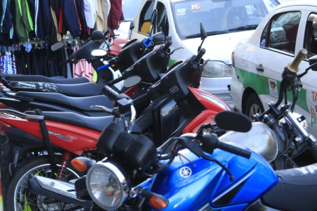 Movilidad urbana: los platenses pasan de 4 a 2 ruedas para ahorrar