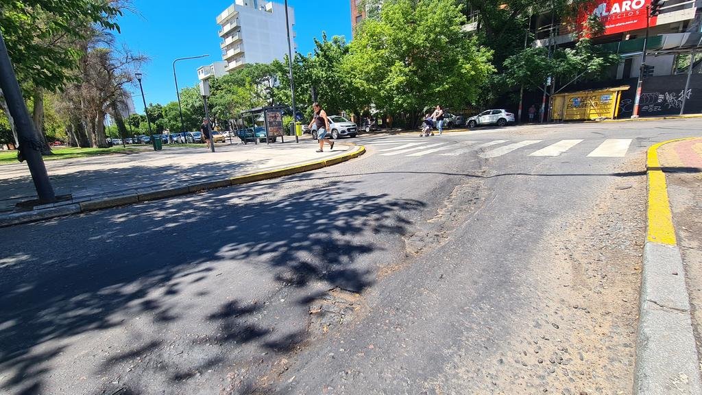 Calles en "terapia intensiva": los baches, un peligro de siempre en distintos barrios de La Plata