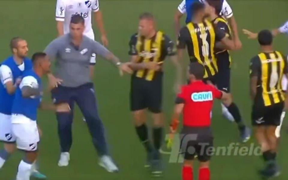 VIDEO. "Queda en la cancha": el doble 5 de Gimnasia y la anécdota a las piñas en un clásico uruguayo