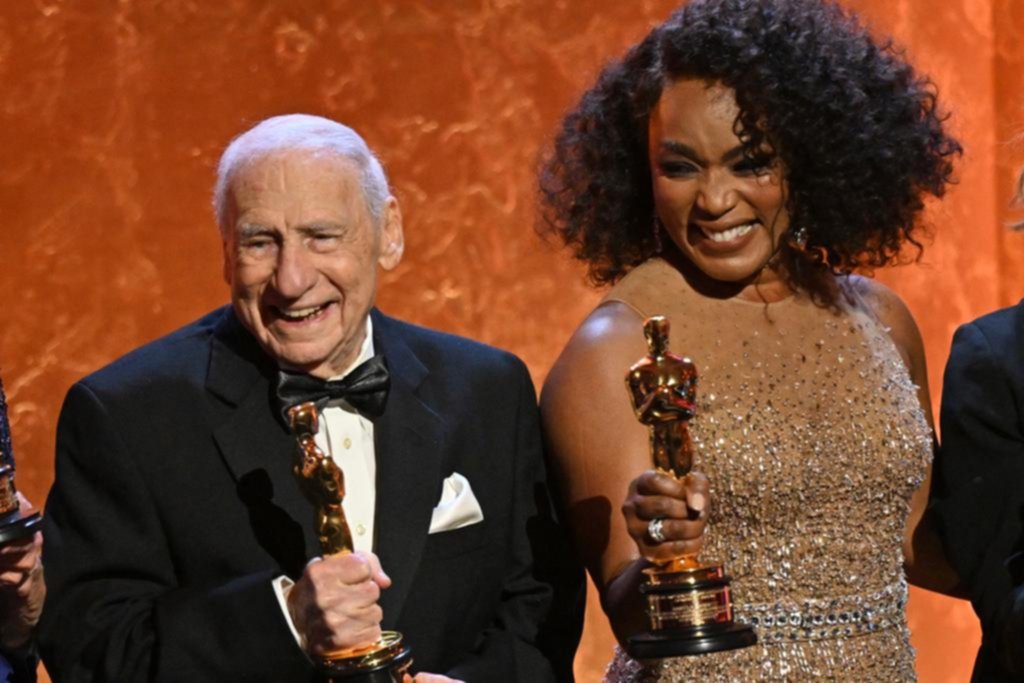 Mel Brooks y Angela Bassett recibieron el Oscar honorífico
