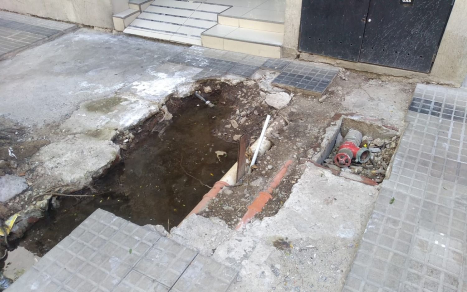 Un pozo "caza peatones" en el centro de La Plata
