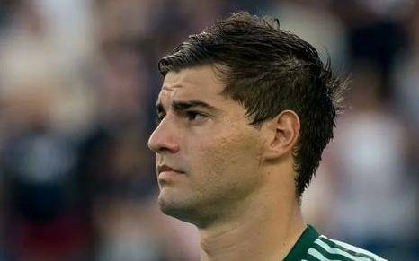 Para reforzar la defensa, Racing apunta a un uruguayo