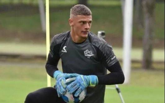 Sigue sin aparecer el arquero para el debut