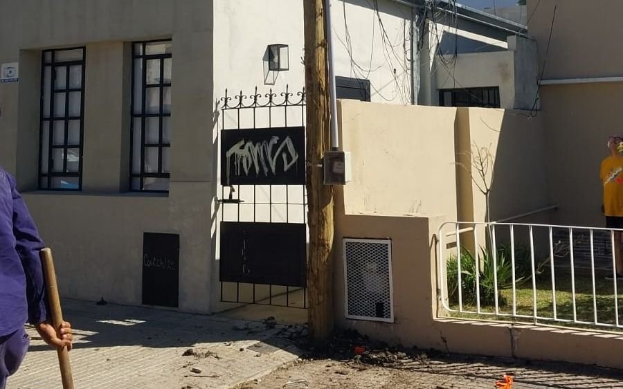 Preocupación en 11 y 69 por un poste de luz inclinado en la puerta de un centro educativo