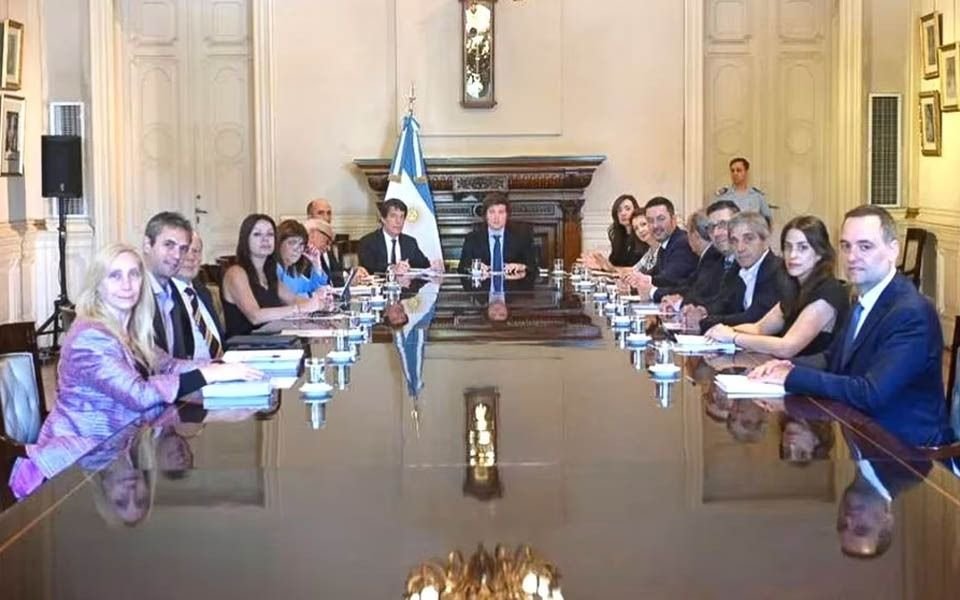 A la romana: Milei invitó al Gabinete a un asado en Olivos pero se pagará en partes iguales "por cabeza"
