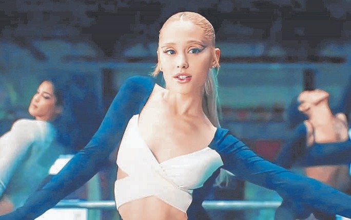 Ariana Grande rompió el silencio musical con “Yes, And?”