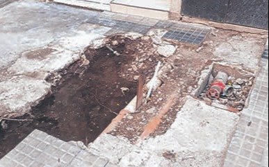 En la cuadra de 55 entre 9 y 10 un pozo en la vereda