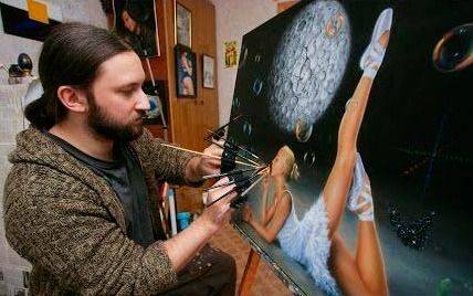 Un artista pinta con diez pinceles al mismo tiempo