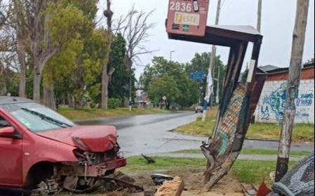  Estaba alcoholizado, perdió el control de su auto e impactó contra una parada de colectivos en La Plata