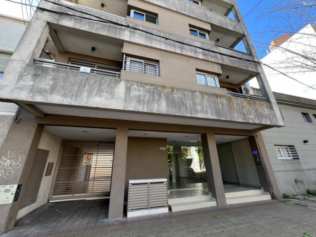 El misterioso y audaz golpe en un edificio a metros de Plaza Malvinas: robaron 3 departamentos y nadie vio nada