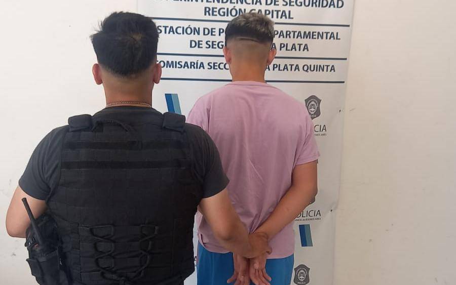 Tiene 14 años, baleó a un motociclista en un intento de robo, y está en libertad