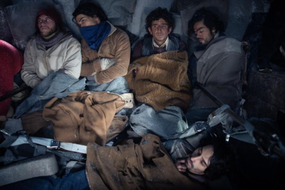 Critican “La sociedad de la nieve” por falta de gays y mujeres