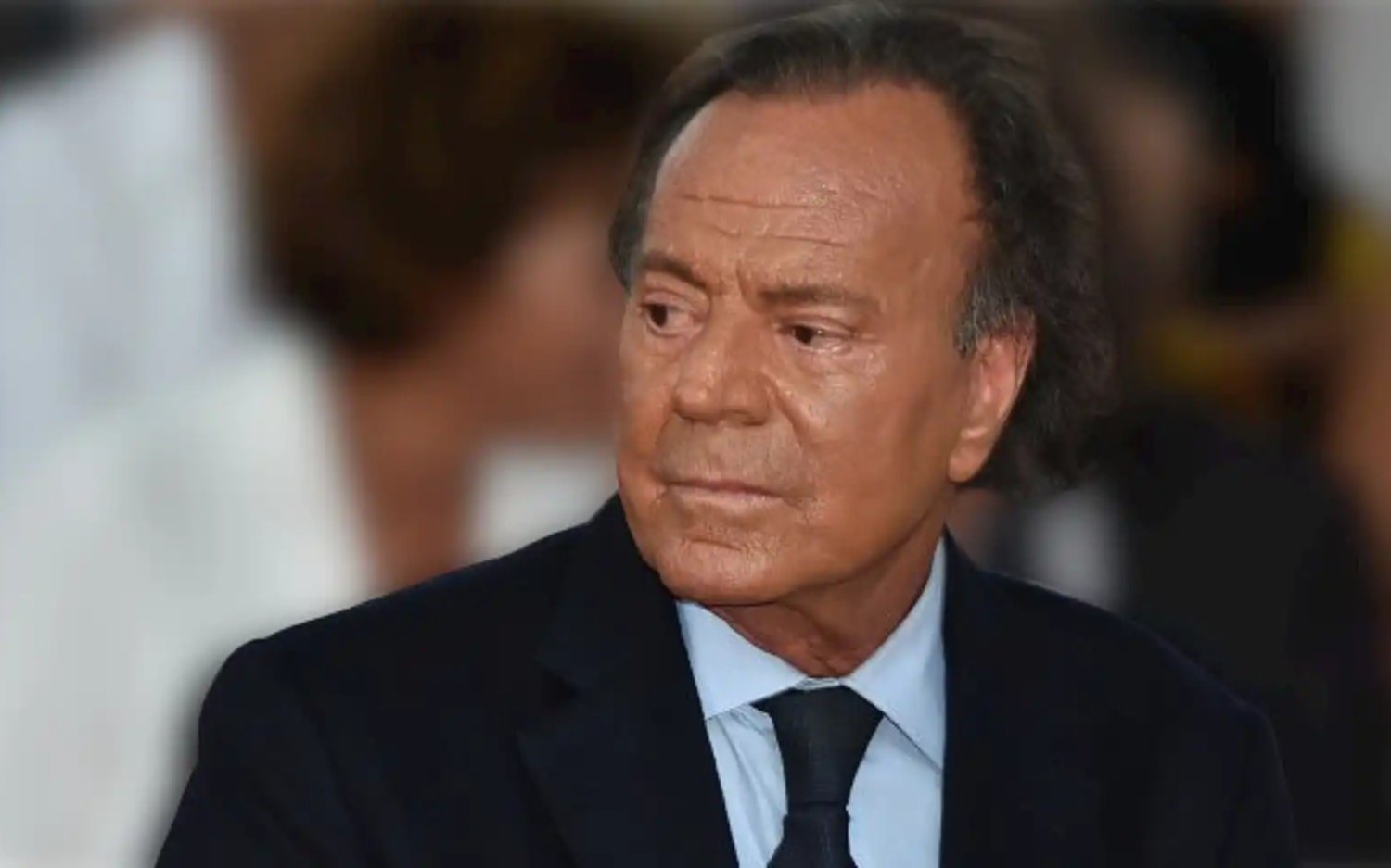 Julio Iglesias, retenido en un aeropuerto por viajar con 42 kilos de comida