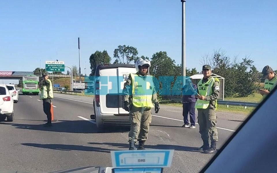Autopista Buenos Aires - La Plata: tránsito complicado por el vuelco de una camioneta