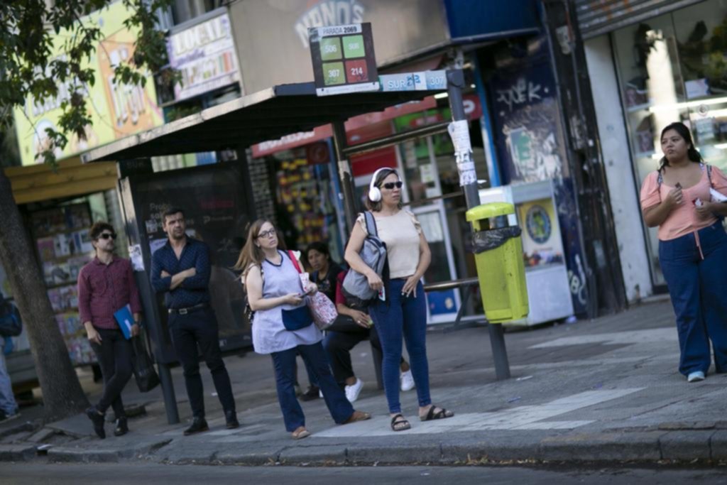 Dispar reacción de usuarios: la “grieta” por la suba del boleto de micro