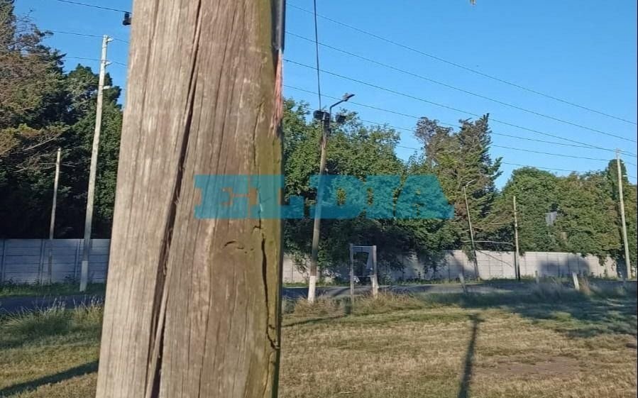 En un barrio de La Plata los delincuentes no dejan ni el cableado para alumbrar las plazas