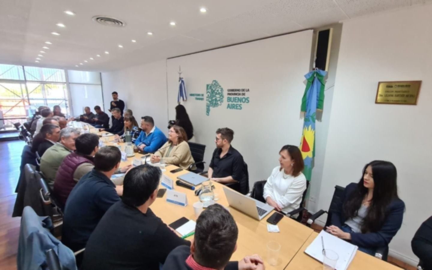 Estatales y docentes: la Provincia dará un 25% de aumento en enero