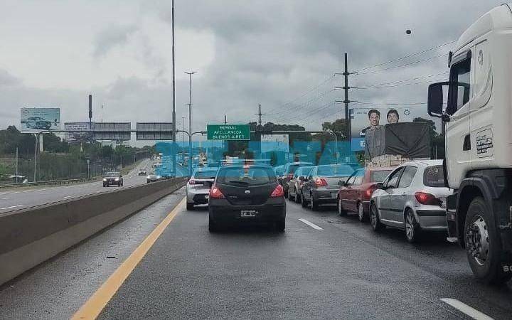 La vuelta de vacaciones estuvo complicada: caos y demoras por un vuelco en la Autopista La Plata-Buenos Aires
