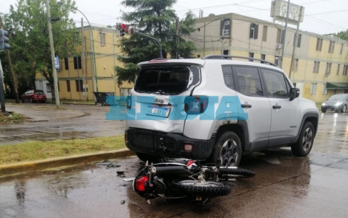  Fuerte accidente en la lluviosa mañana de La Plata: un motociclista hospitalizado