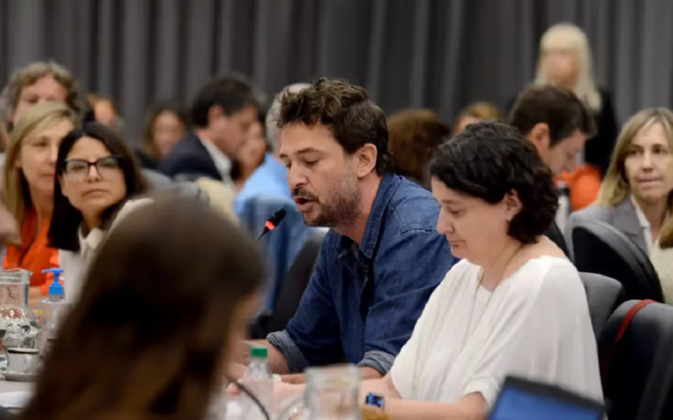 Santiago Mitre, director de Argentina 1985, cargó contra la Ley Ómnibus de Milei en el Congreso