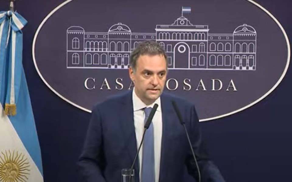 "Se hará efectiva": el Gobierno confirmó que darán de baja 160.000 planes sociales de beneficiarios que viajaron al exterior