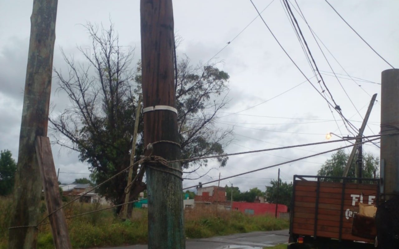 Temor en un barrio de La Plata por dos postes a punto de caerse: "Los cables ya hacen chispazos"