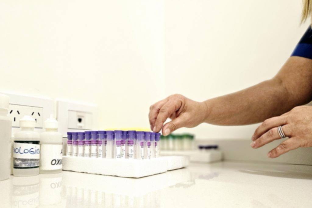 Bioquímicos avanzan con IOMA por los honorarios y piden “copago”