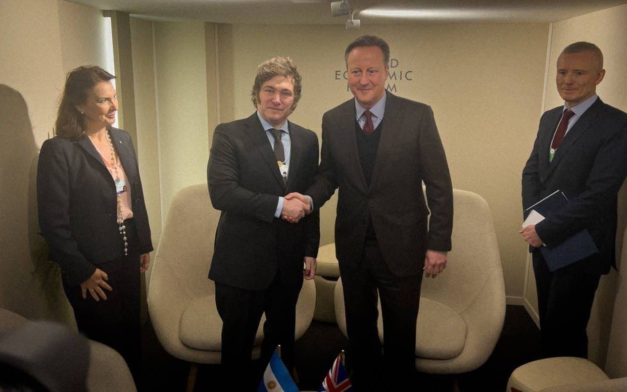 Milei habló en Davos con el canciller británico David Cameron del FMI, Malvinas e inversiones
