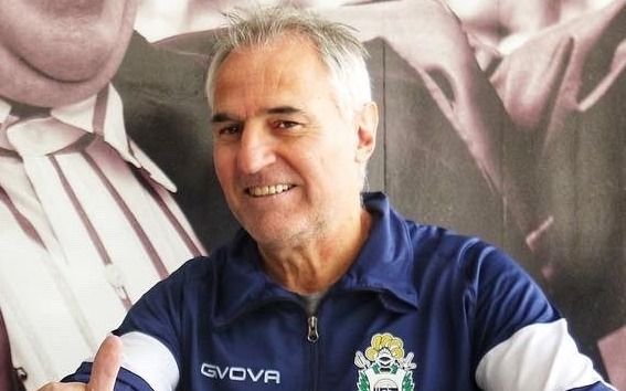 Se instaló de nuevo en Abasto y busca el equipo