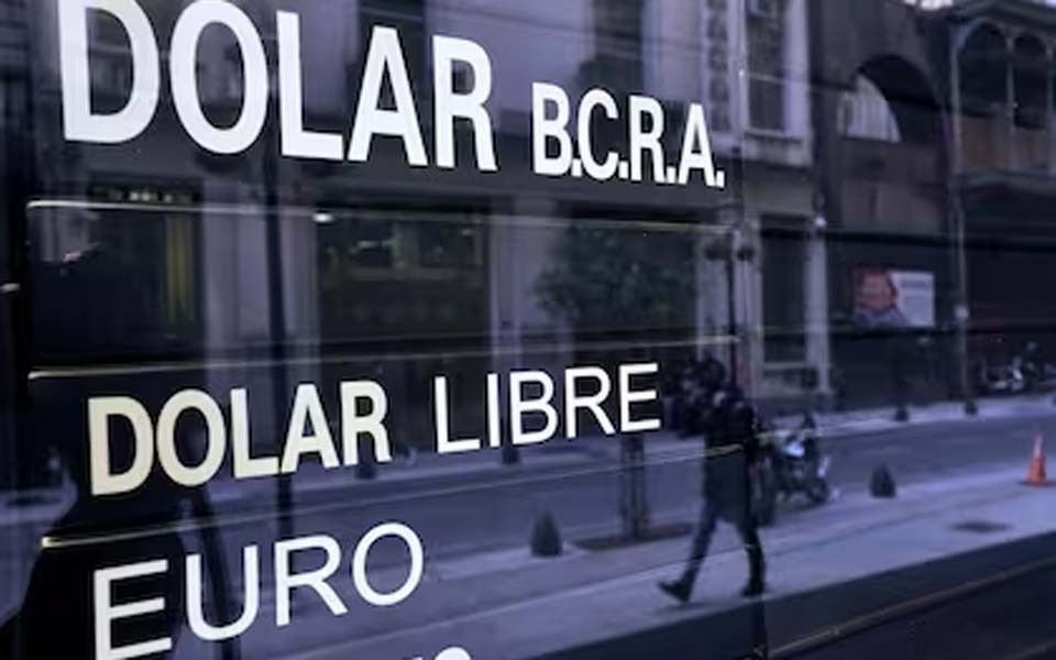 El dólar blue no para de subir y en La Plata rozó los $1.300: las causas del salto y la incertidumbre del techo