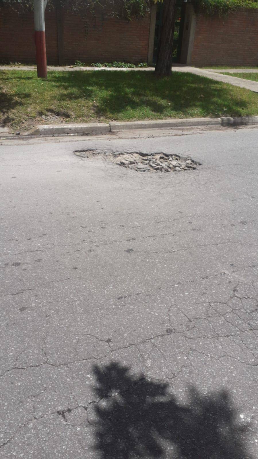 Reclamo por un pozo en una calle muy transitada de City Bell