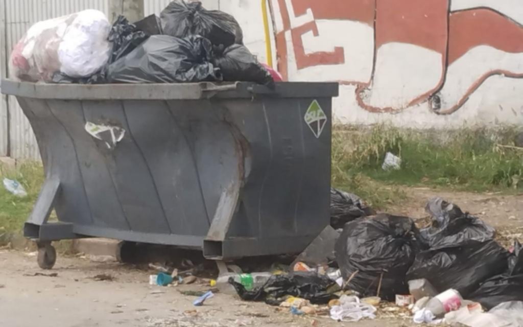 Montaña de basura en la entrada del San Juan de Dios