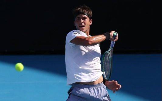 VIDEO. El platense Tomás Etcheverry no pudo con Novak Djokovic en el Abierto de Australia: dio pelea y se fue ovacionado