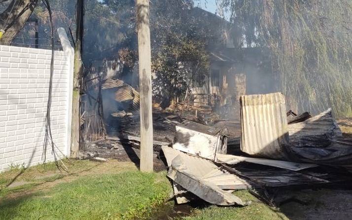 Conmoción en un barrio de La Plata: se incendió una casa y hallan calcinado a su dueño