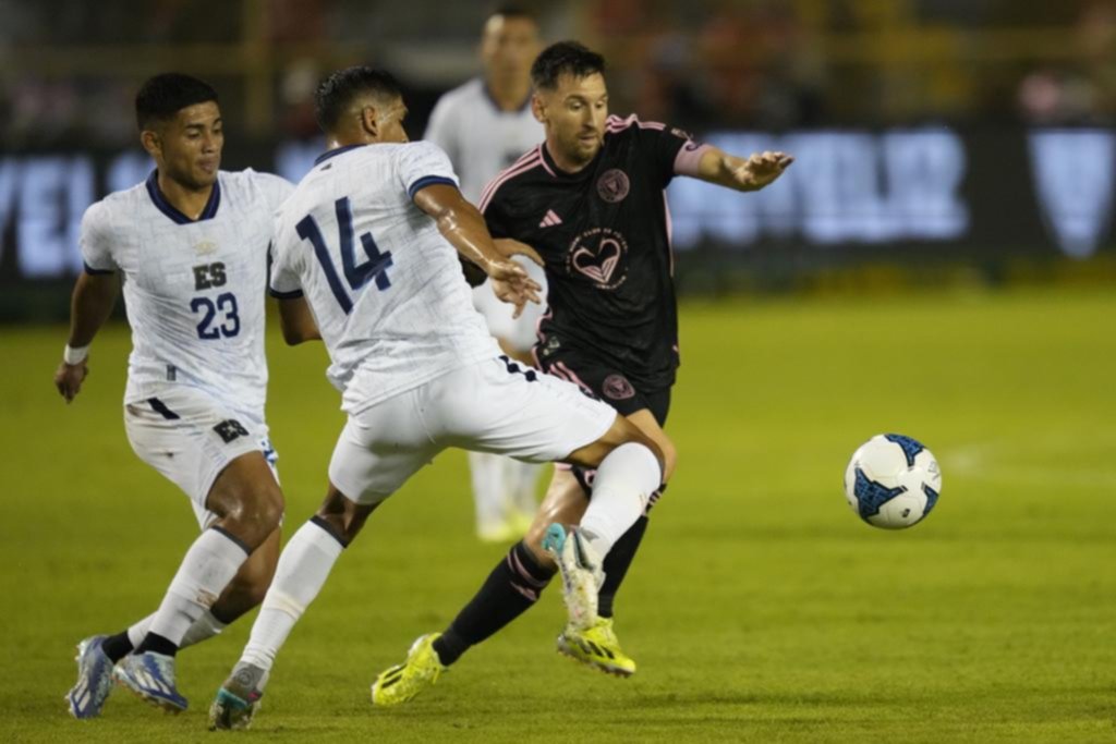 Messi y su magia enloquecieron a los salvadoreños