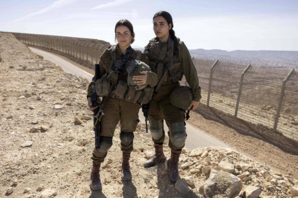 Las soldados israelíes en la primera línea en la guerra