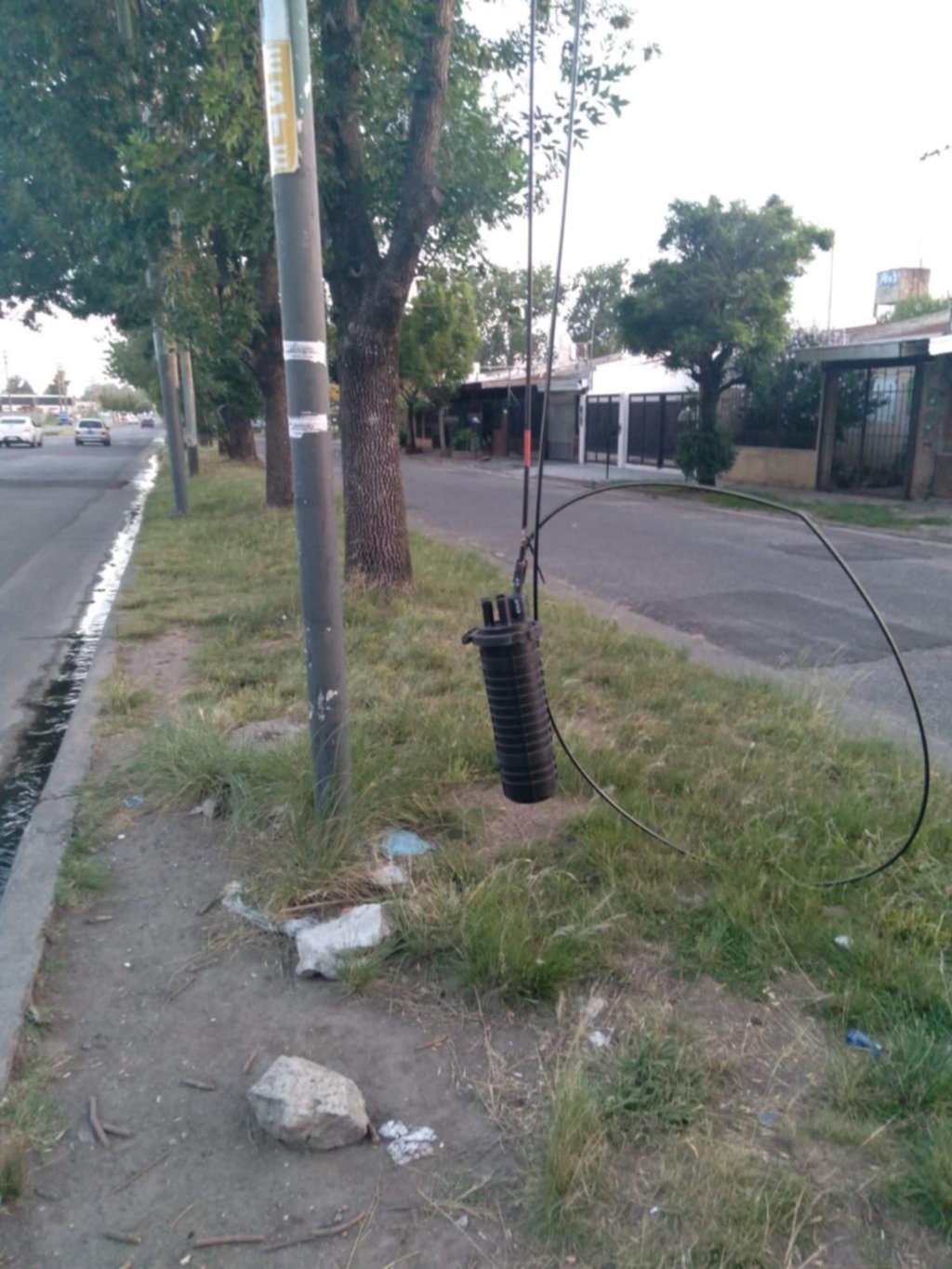 Un cable caído en la esquina de 7 y 85