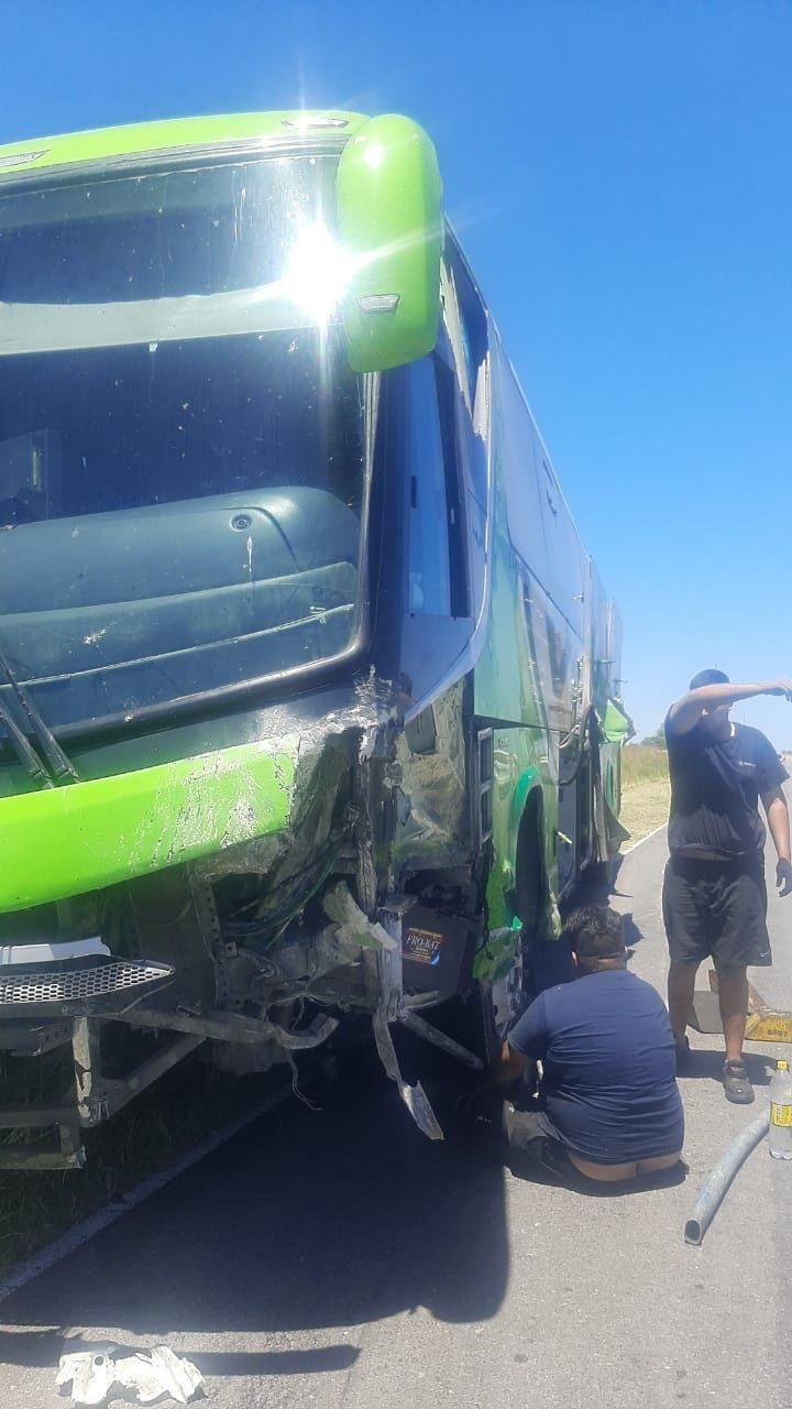 Trágico accidente entre un micro que venía a La Plata y un auto en la Ruta 29