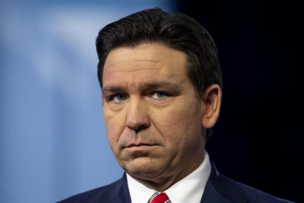 Ron DeSantis ya no será candidato y apoya Trump