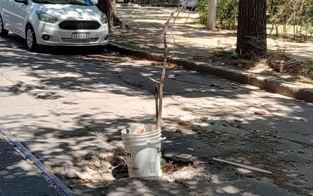 Pozos peligrosos en el barrio de plaza Malvinas