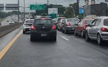 El tránsito en la Autopista, recargado: complicado llegar a CABA por un accidente y la vuelta de la Costa