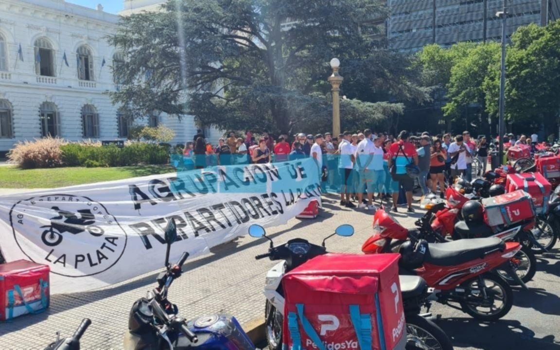 Movilización y fuerte reclamo por el delivery baleado en La Plata: formarán una mesa de seguridad