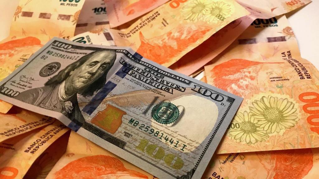 El blue subió otros $15; financieros, estables