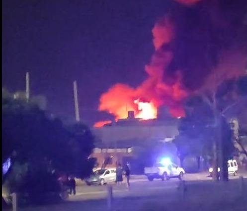 Pánico por un impactante incendio en La Plata: enormes llamas y columnas de humo