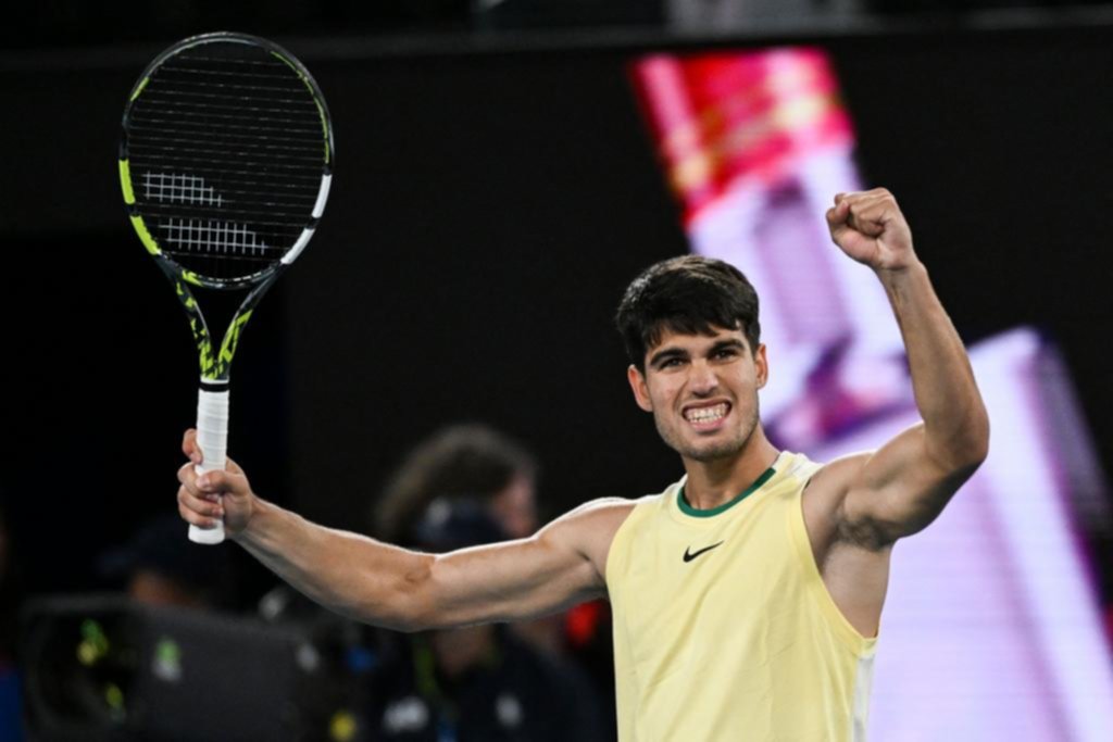 Alcaraz y Medvedev, las principales amenazas de Djokovic, siguen firmes