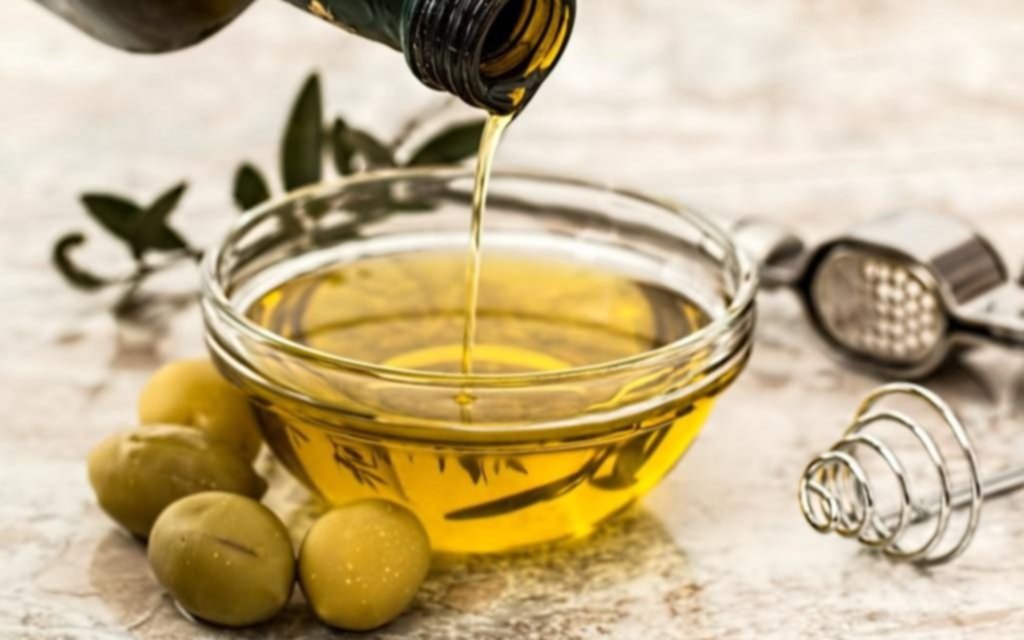 ANMAT prohibió la venta y el consumo de una marca de aceite de oliva: cuál es y los motivos