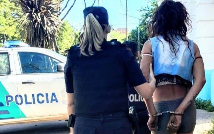 Una mujer trans detenida por robar una perfumería en el centro de La Plata
