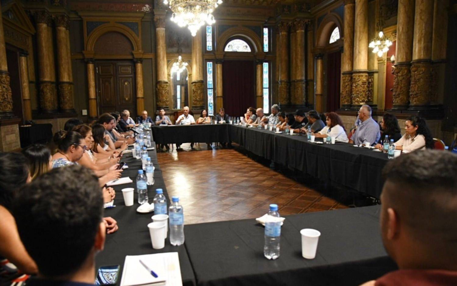 La Comuna recibió a movimientos populares: reactivación económica, asistencia y alimentos
