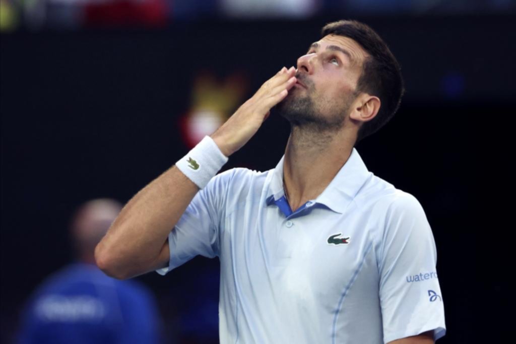 A pesar del fastidio por el calor, Djokovic avanza a paso firme en el torneo Abierto de Australia
