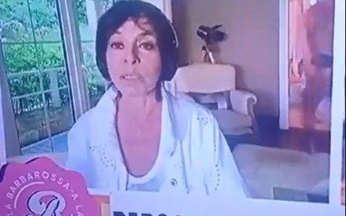 VIDEO. Insólito descuido de Mónica Gutiérrez: su marido apareció desnudo en cámara